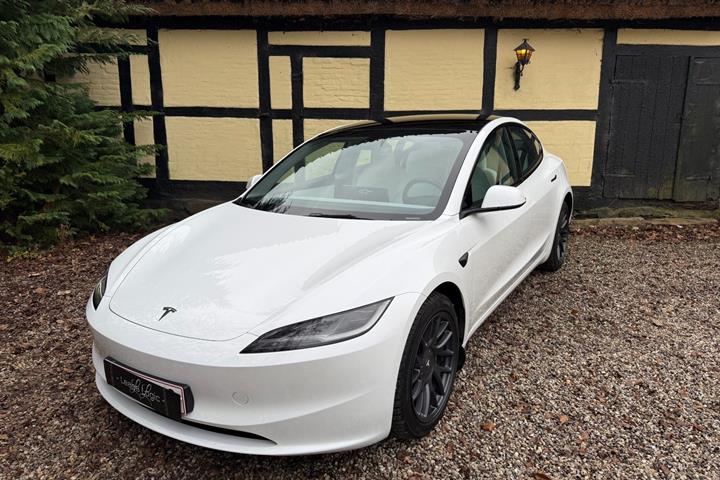 Hvid Tesla Model 3 fra 2024
