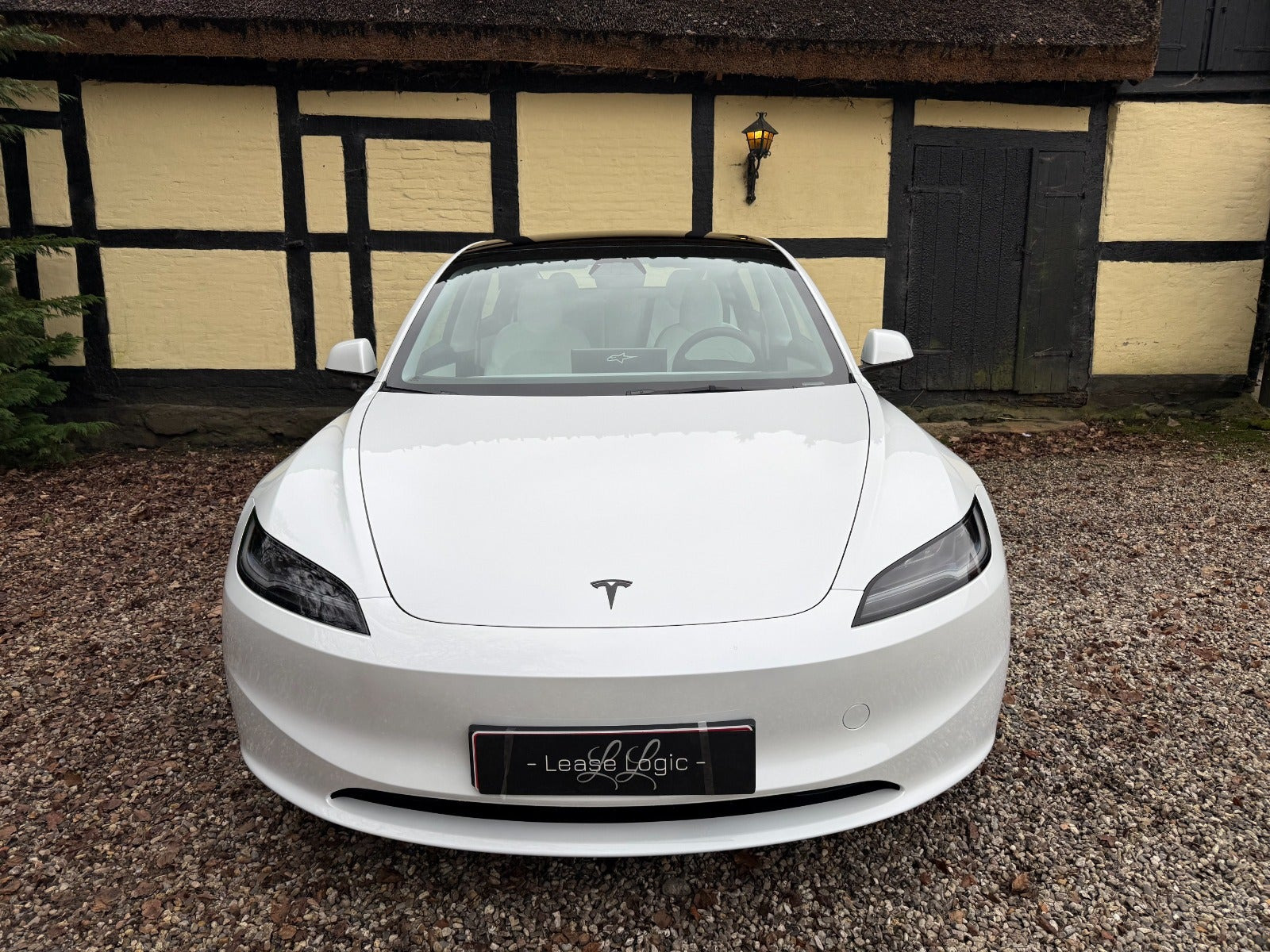 Hvid Tesla Model 3 fra 2024