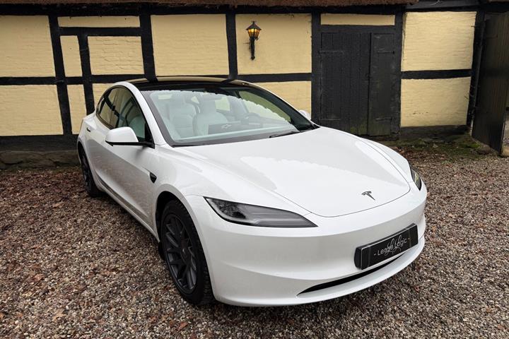 Hvid Tesla Model 3 fra 2024