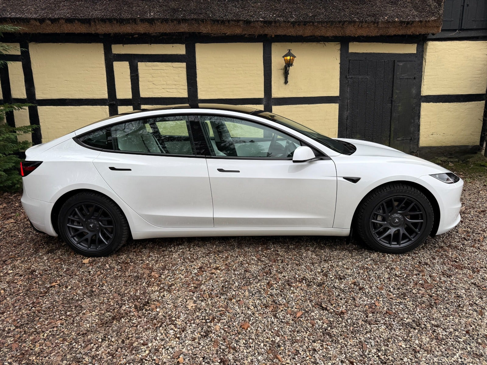 Hvid Tesla Model 3 fra 2024