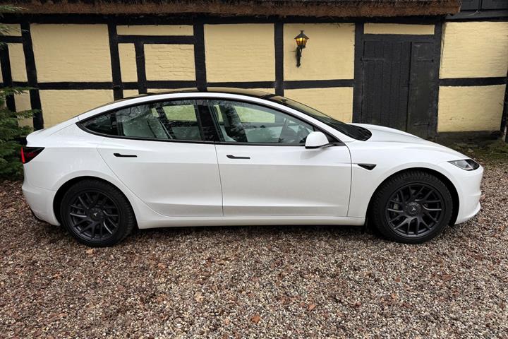 Hvid Tesla Model 3 fra 2024