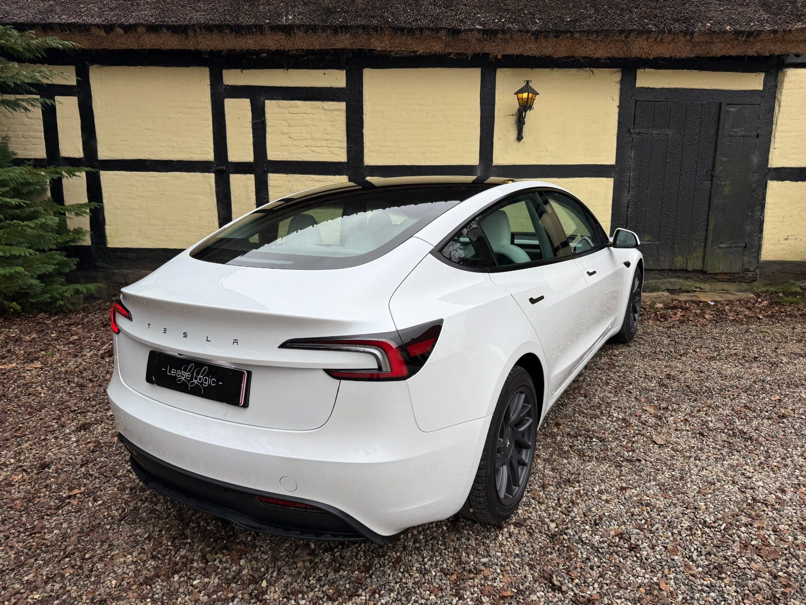 Hvid Tesla Model 3 fra 2024