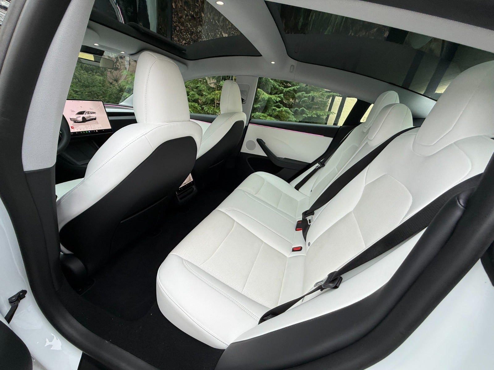 Hvid Tesla Model 3 fra 2024