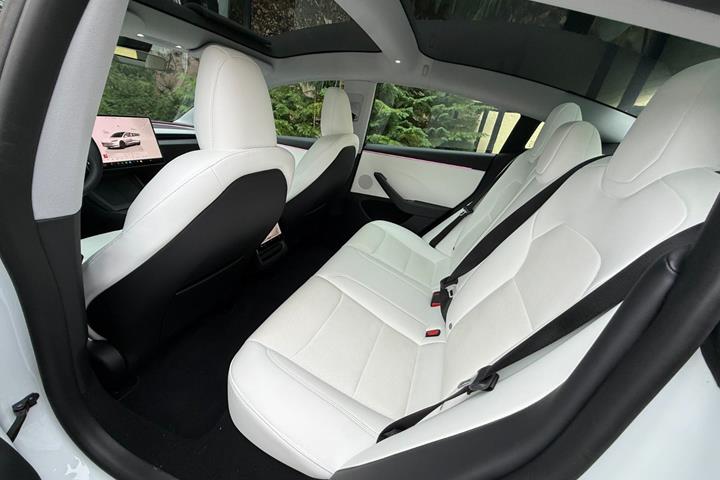 Hvid Tesla Model 3 fra 2024