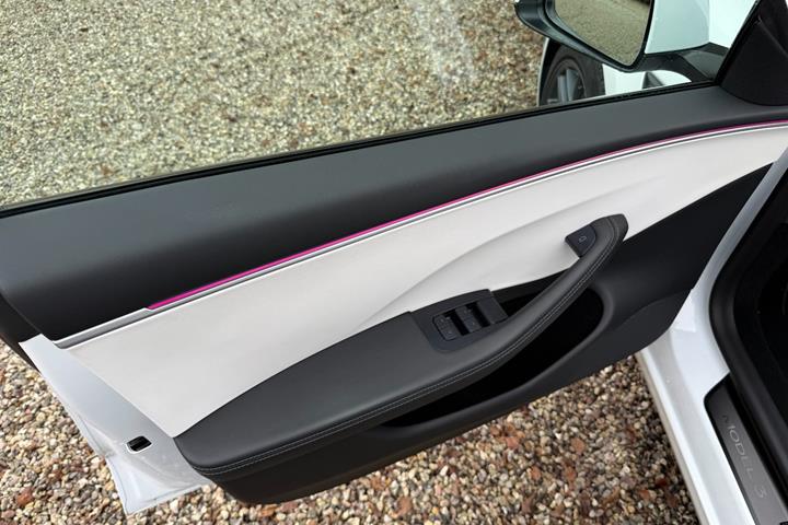 Hvid Tesla Model 3 fra 2024