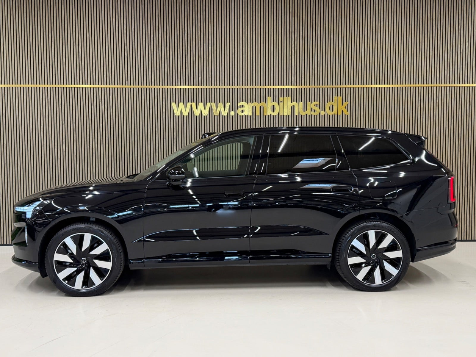 Sort Volvo EX90 fra 2025