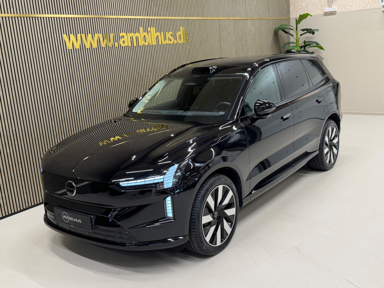 Sort Volvo EX90 fra 2025