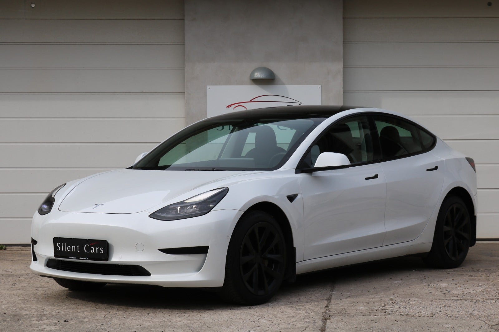 Grøn Tesla Model 3 fra 2021