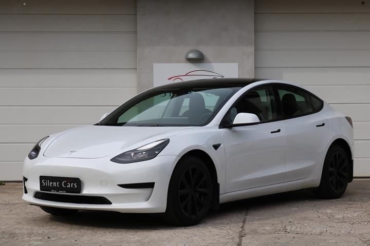 Grøn Tesla Model 3 fra 2021