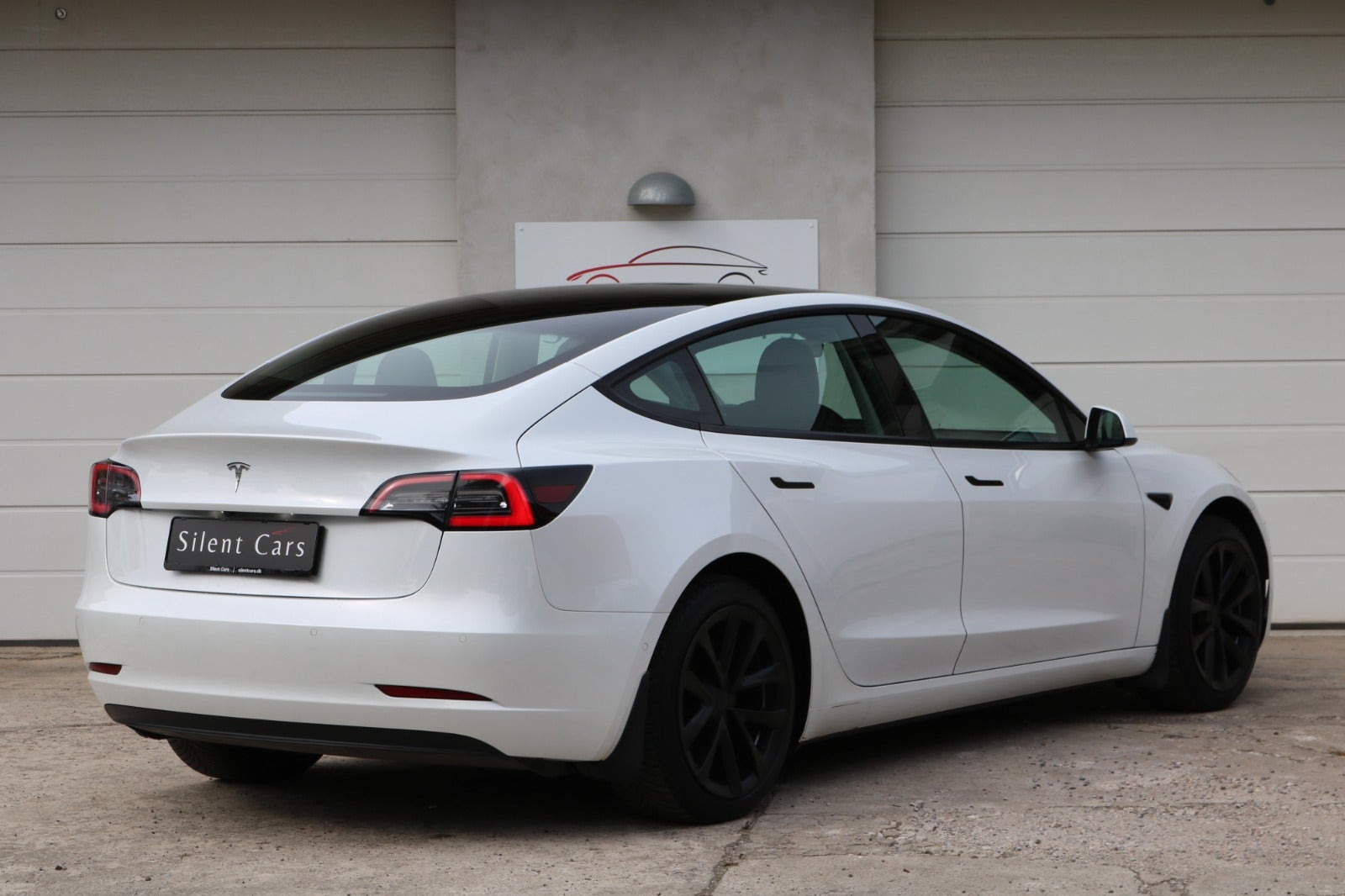 Grøn Tesla Model 3 fra 2021