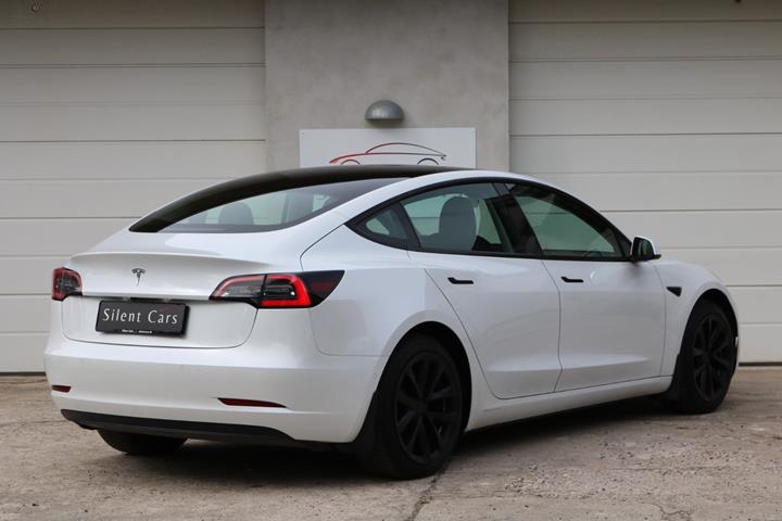 Grøn Tesla Model 3 fra 2021