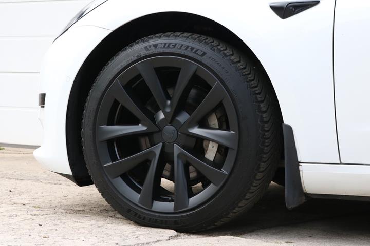 Grøn Tesla Model 3 fra 2021