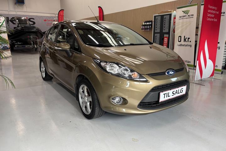 Orange Ford Fiesta fra 2012