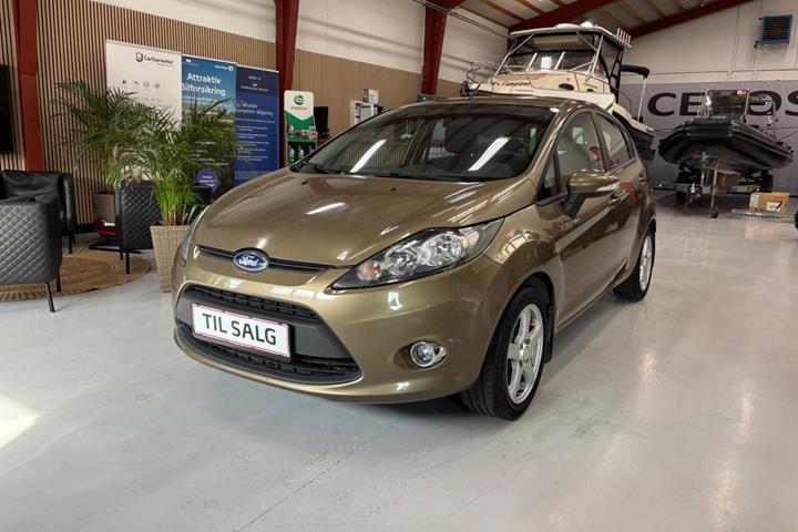 Orange Ford Fiesta fra 2012