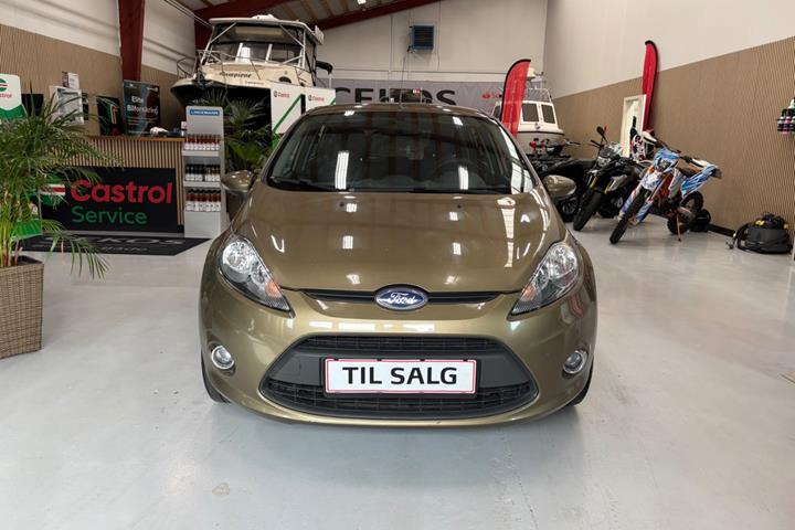 Orange Ford Fiesta fra 2012