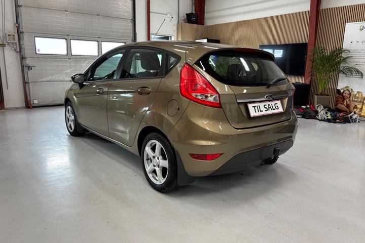Orange Ford Fiesta fra 2012