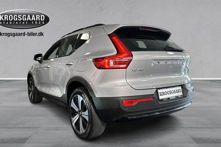 Sølv Volvo XC40 fra 2023