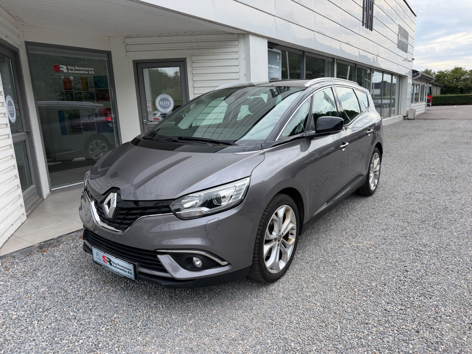 Grå Renault Grand Scenic IV fra 2018