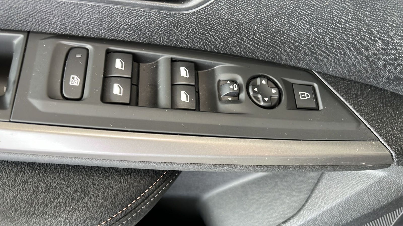 Blå Peugeot e-3008 fra 2025