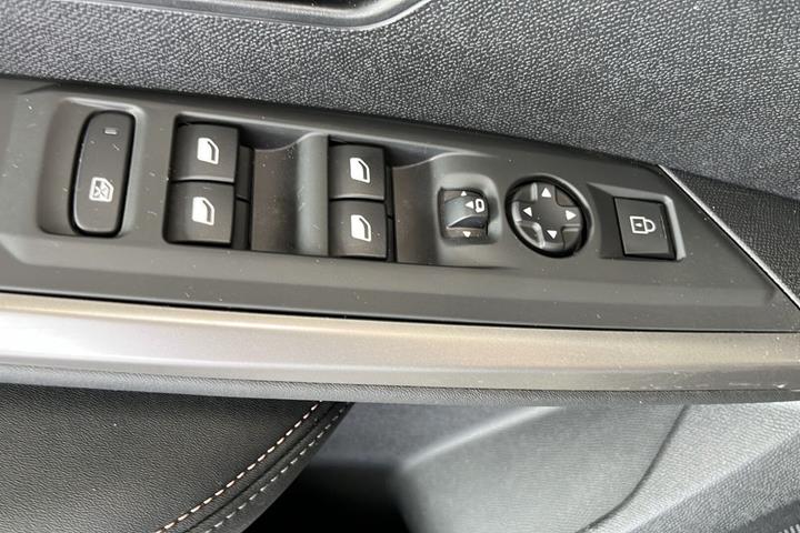 Blå Peugeot e-3008 fra 2025