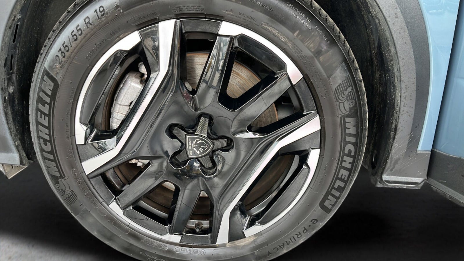 Blå Peugeot e-3008 fra 2025