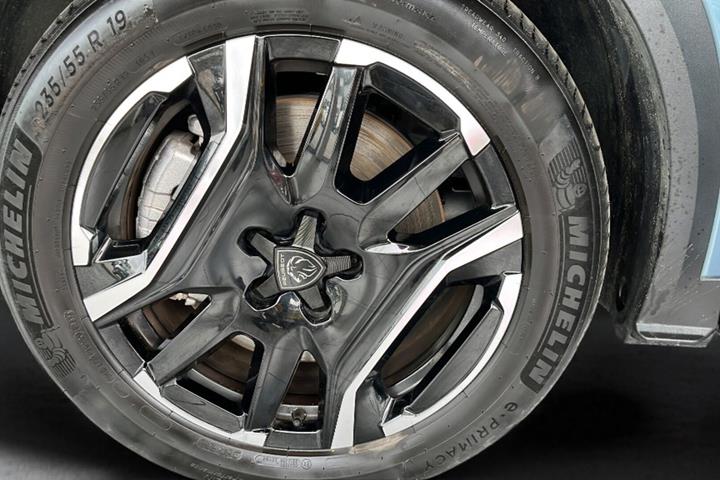Blå Peugeot e-3008 fra 2025