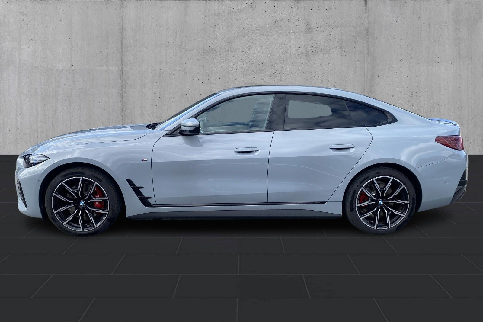 Grå BMW i4 fra 2026