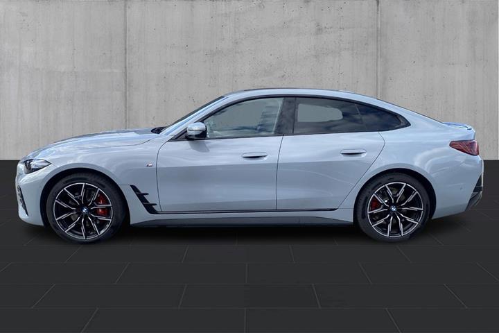 Grå BMW i4 fra 2026