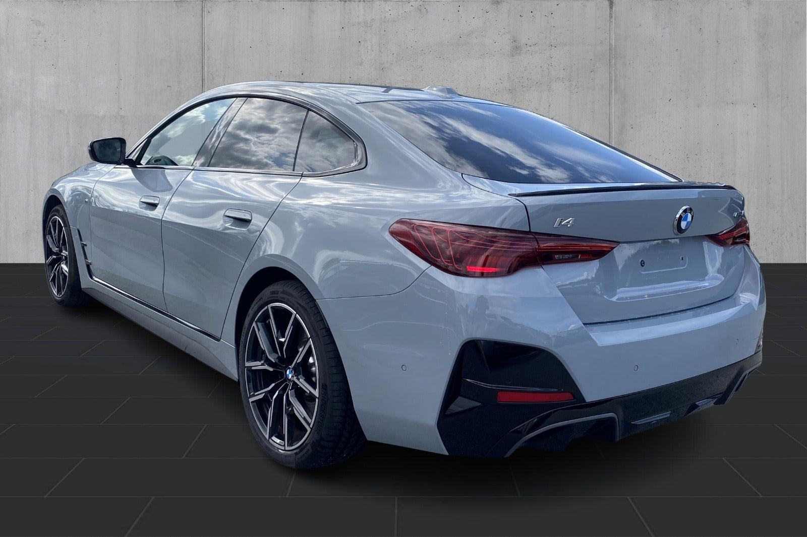 Grå BMW i4 fra 2026