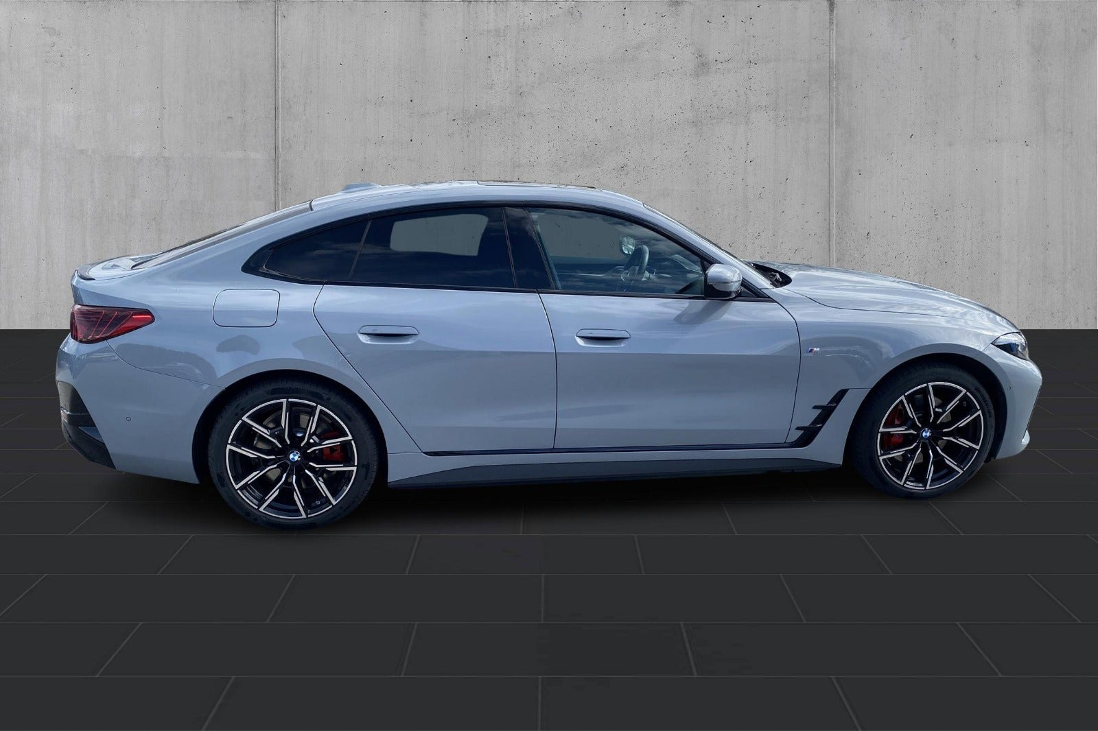 Grå BMW i4 fra 2026