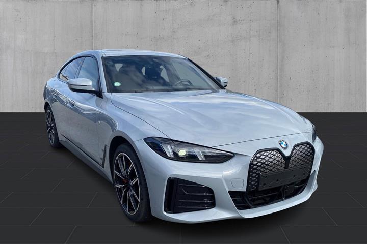 Grå BMW i4 fra 2026
