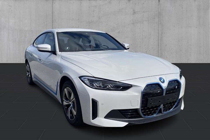 Hvid BMW i4 fra 2023