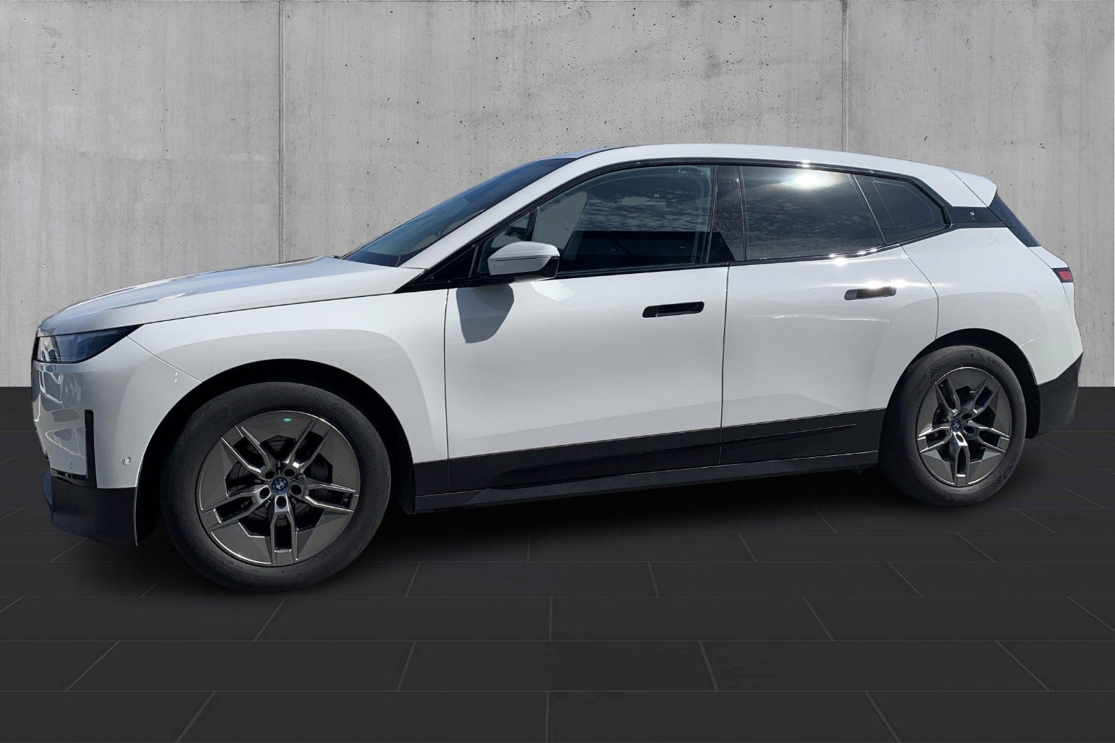 Hvid BMW iX fra 2023