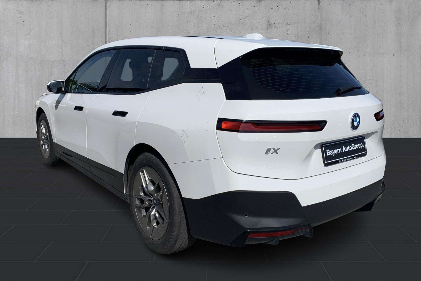 Hvid BMW iX fra 2023