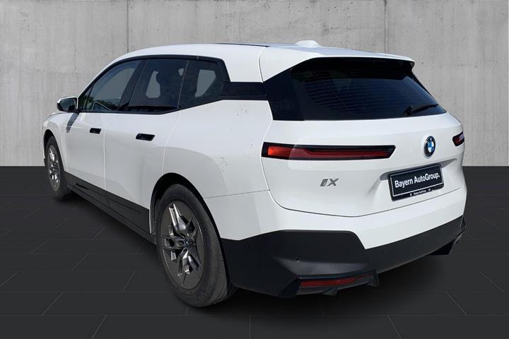 Hvid BMW iX fra 2023