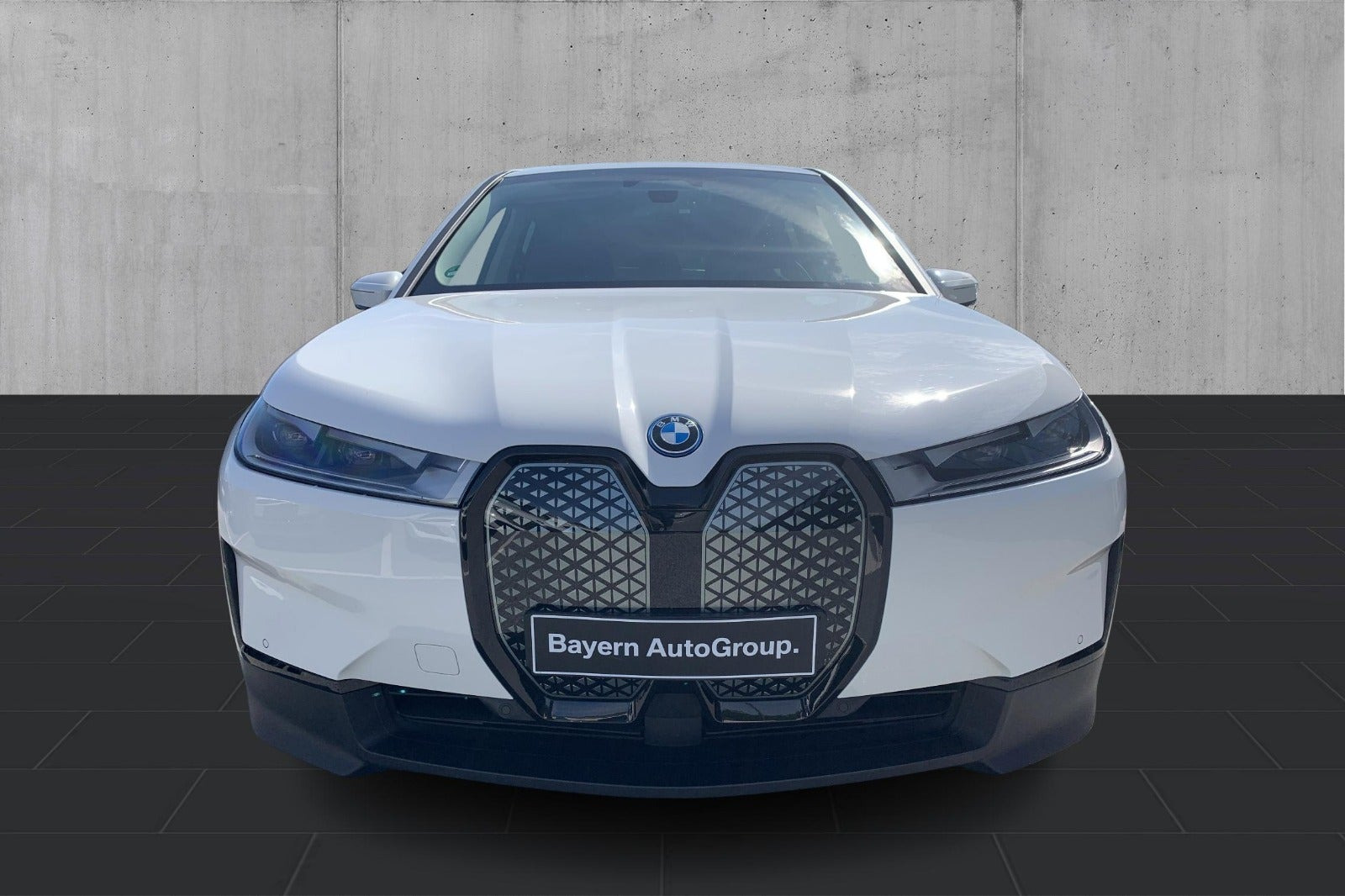 Hvid BMW iX fra 2023