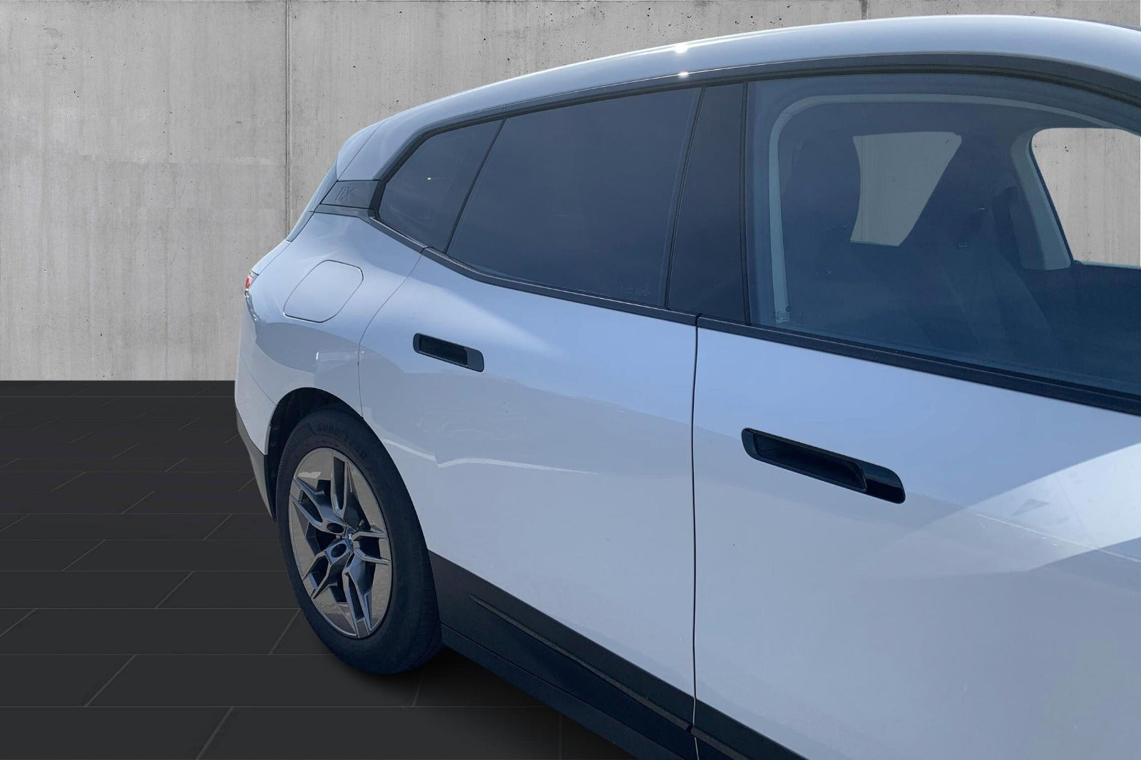 Hvid BMW iX fra 2023