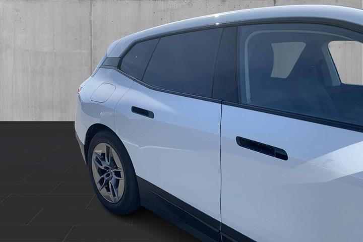 Hvid BMW iX fra 2023