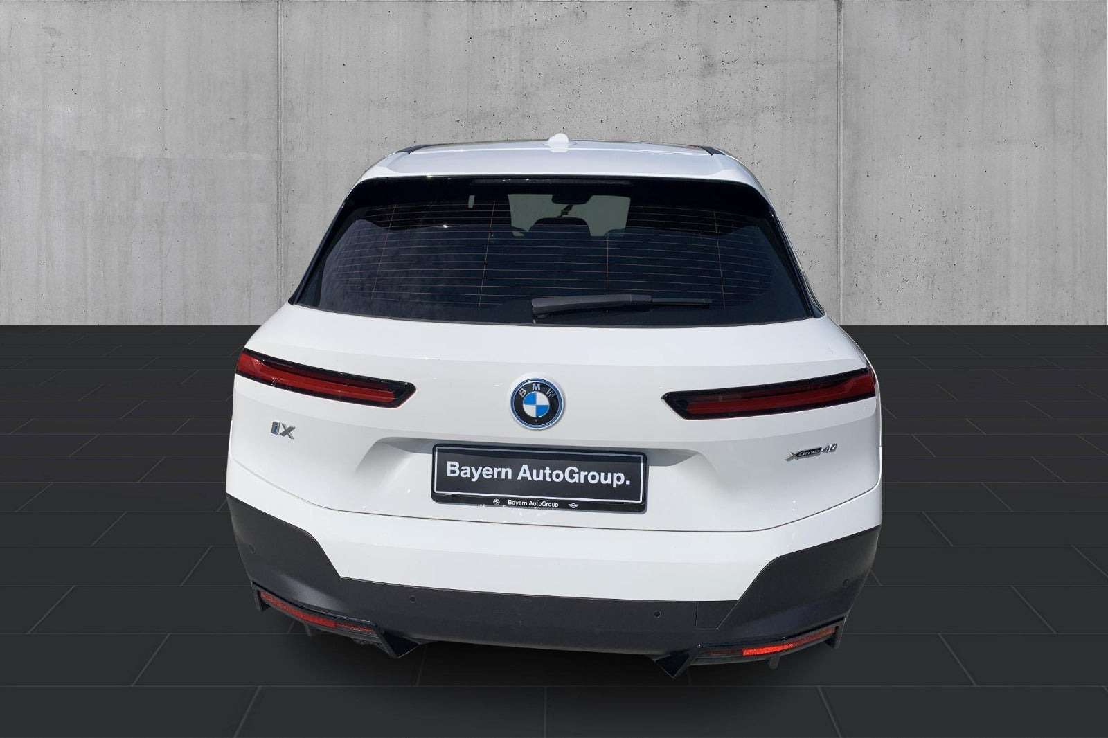 Hvid BMW iX fra 2023
