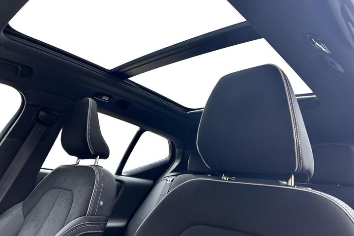 Blå Volvo EX40 fra 2026