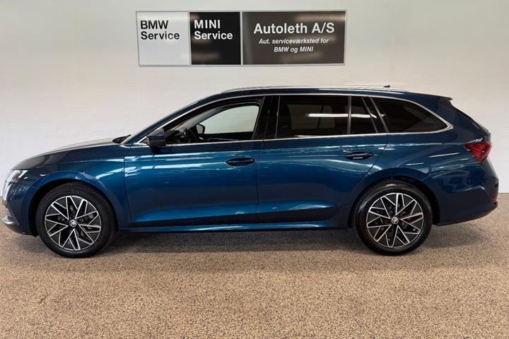 Blå Skoda Octavia fra 2021