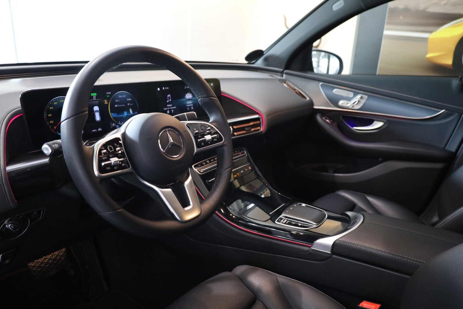 Sølv Mercedes EQC400 fra 2022
