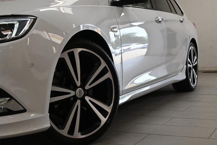 Hvid Opel Insignia fra 2018