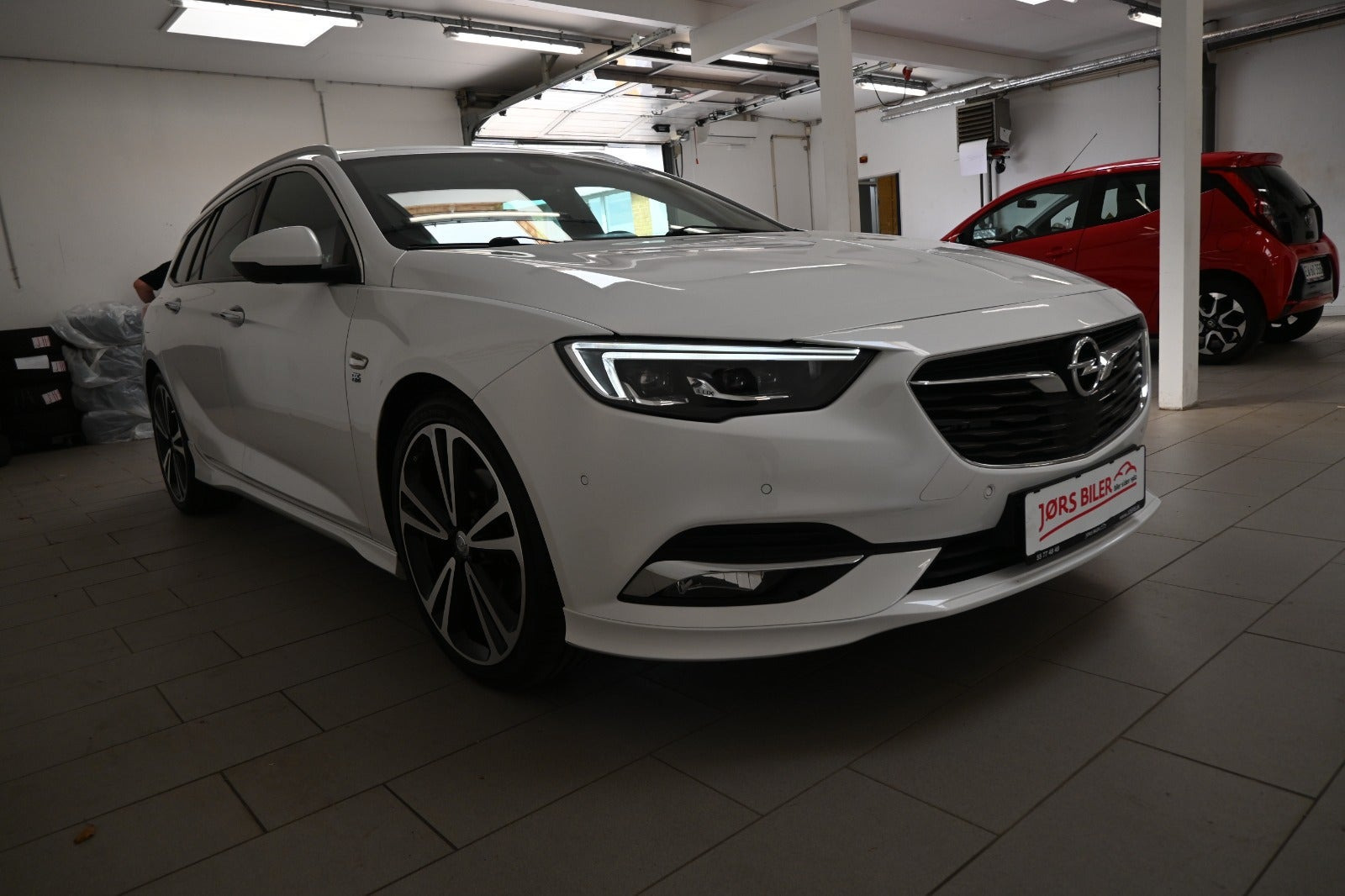 Hvid Opel Insignia fra 2018
