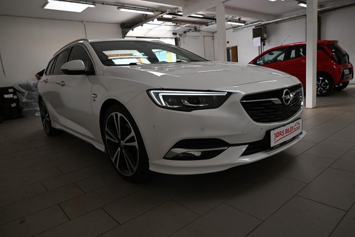 Hvid Opel Insignia fra 2018