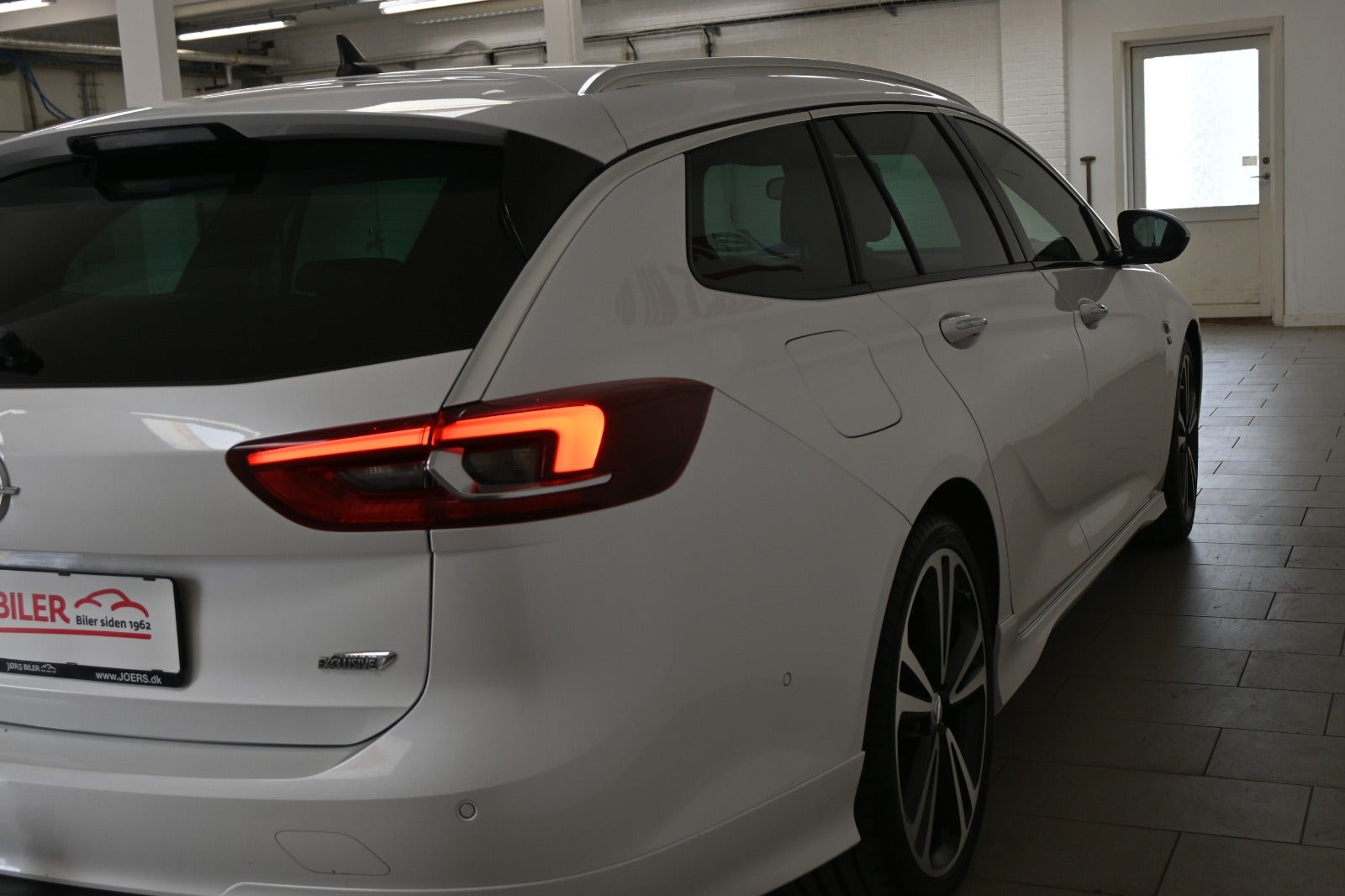 Hvid Opel Insignia fra 2018