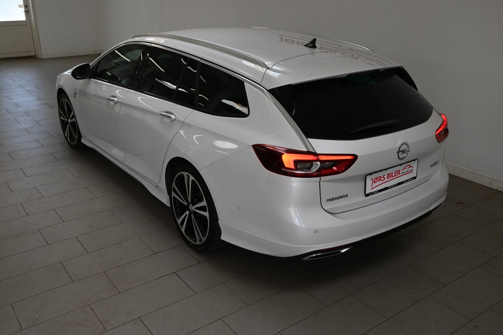 Hvid Opel Insignia fra 2018