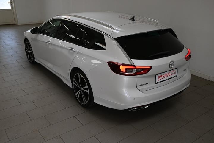 Hvid Opel Insignia fra 2018