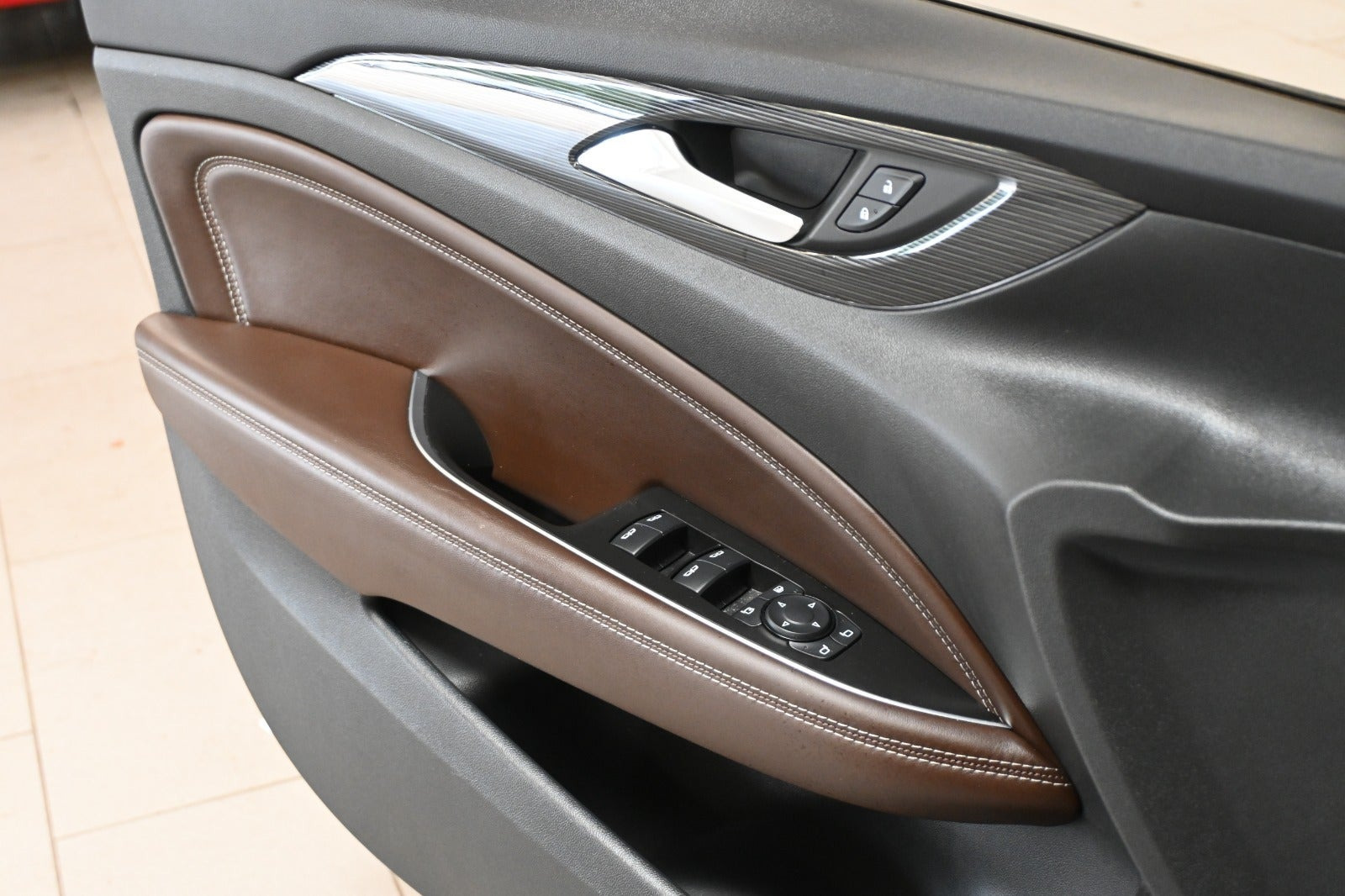 Hvid Opel Insignia fra 2018
