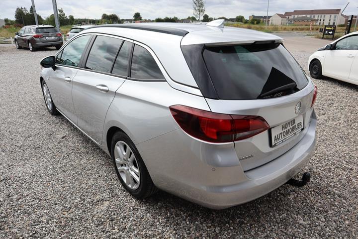 Sølv Opel Astra fra 2017
